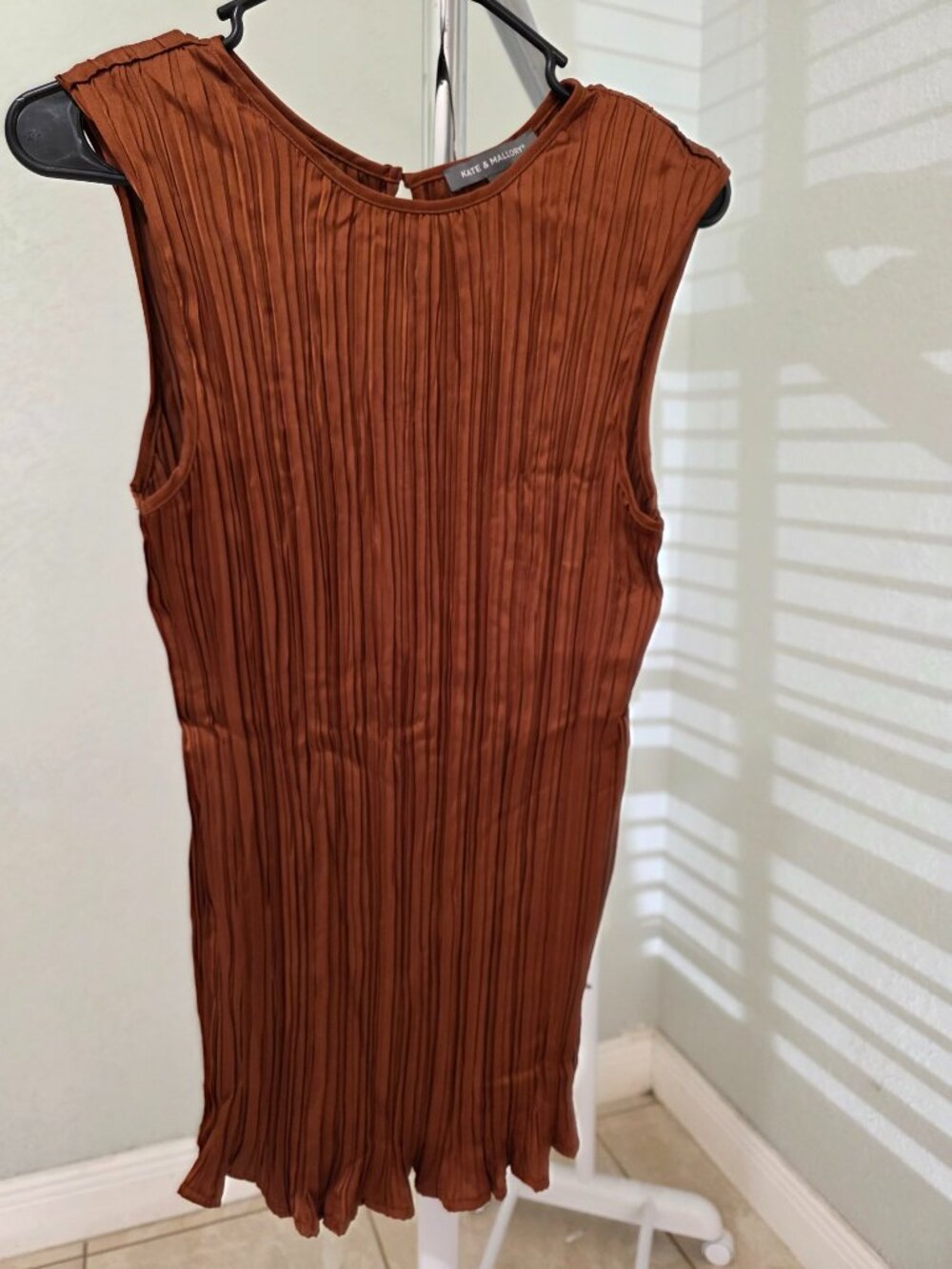 Kate & Mallory Pleated Satin Sleeveless Top XL Rust Brown Keyhole Blouse NWOT